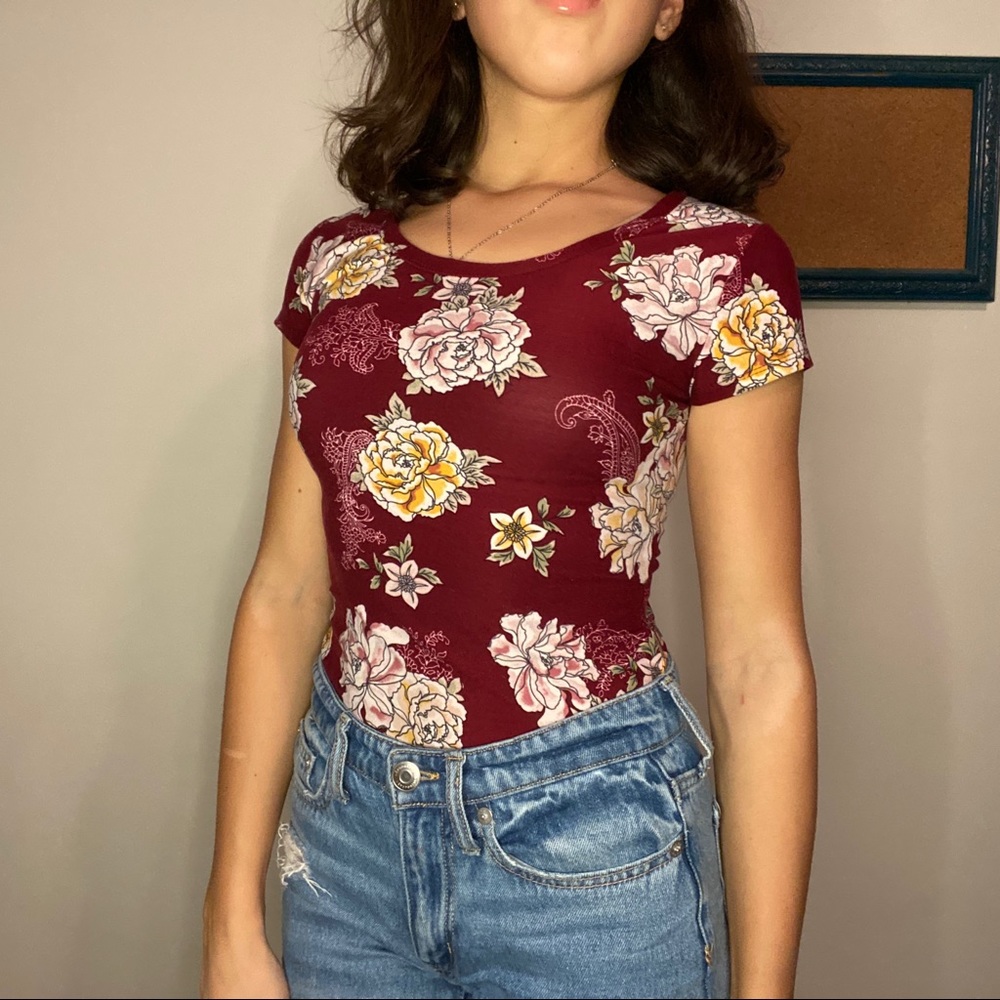Cute floral slim fit top!!